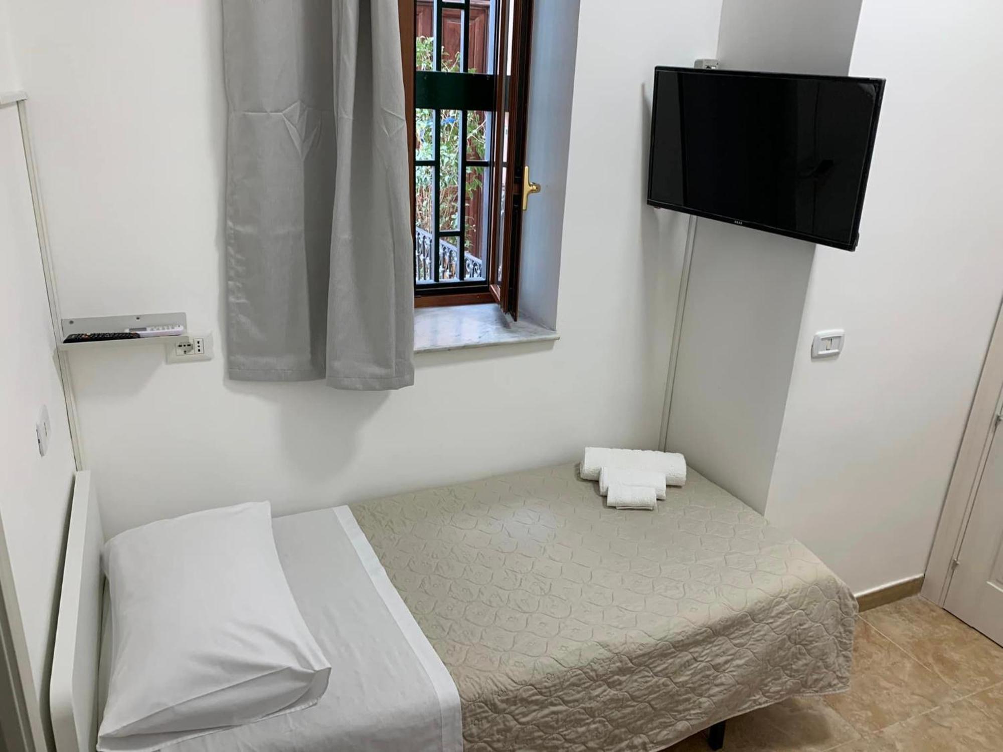 Gasthof Miris Fast And Comfortable With Self Check In 8 Minutes Walk Near Airport Neapel